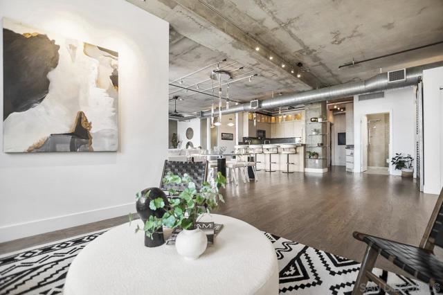 877 Island Ave, San Diego CA: https://media.crmls.org/mediaz/4933fca9-2429-47ed-9c7c-f2b22992668e.jpg
