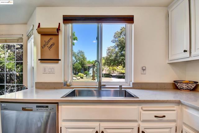 2944 Von Doolen Court, Pinole CA: https://media.crmls.org/mediaz/493486e1-be46-4752-9352-275d4e5c0d38.jpg