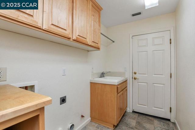 2460 Covelite Way, Antioch CA: https://media.crmls.org/mediaz/4936c4ac-d57a-42af-b2d6-7facd5f80991.jpg