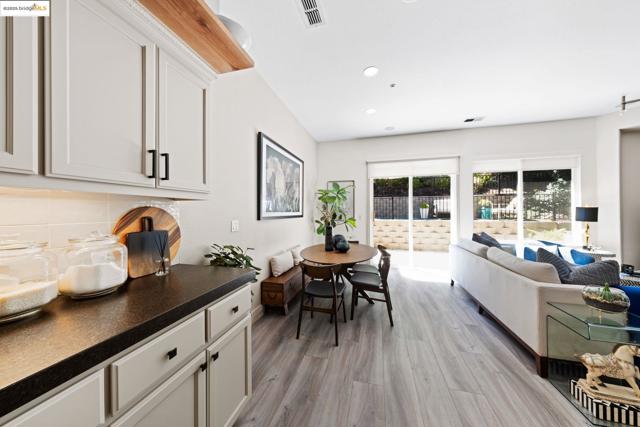 881 Inverness Ln, Brentwood CA: https://media.crmls.org/mediaz/49376d0c-4022-4ed2-b317-2d70f4bcabd6.jpg