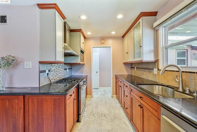 836 Stella St, Vallejo CA: https://media.crmls.org/mediaz/493903d2-5f09-4bce-8232-b0eb2aabe0ea.jpg