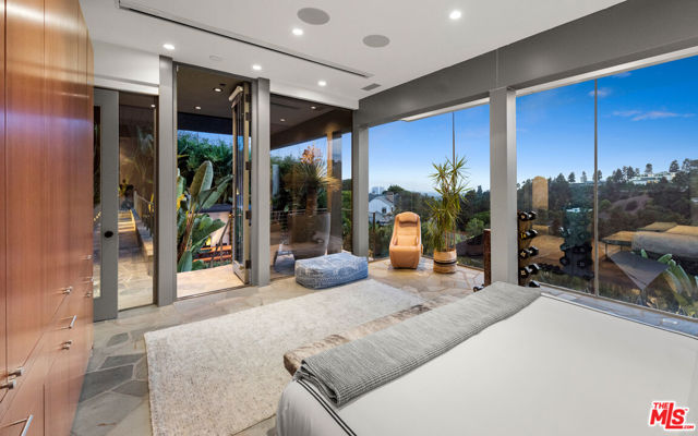 1659 Waynecrest Drive, Beverly Hills CA: https://media.crmls.org/mediaz/493a3da3-ba87-45bb-bbaf-708125da0095.jpg