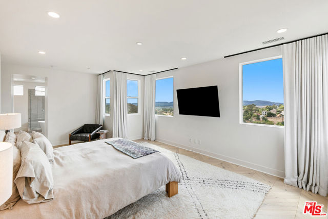 21316 Poema Place, Chatsworth CA: https://media.crmls.org/mediaz/493a55ec-02e5-48a4-b654-ee9a143d5645.jpg