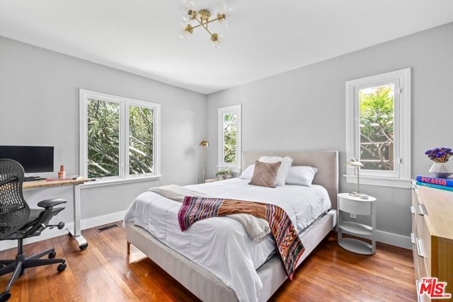 2310 Glencoe Avenue, Venice CA: https://media.crmls.org/mediaz/493ae50e-ad40-4180-a5ad-61b3a4d6fac3.jpg
