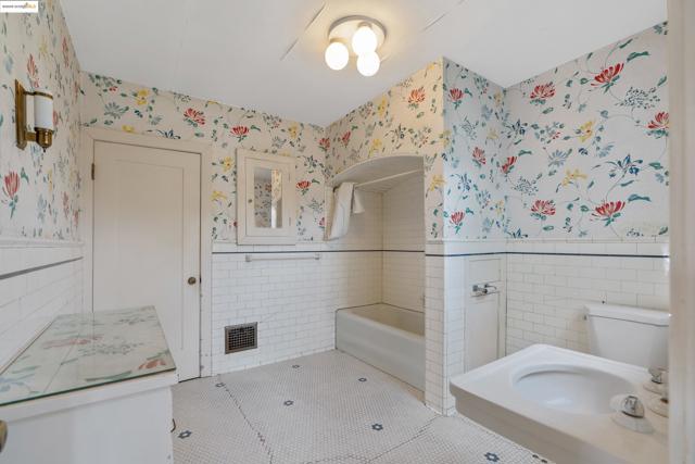 1136 S Ridgeley, Los Angeles CA: https://media.crmls.org/mediaz/493b1a48-c532-451a-8da1-6c086e2e4137.jpg