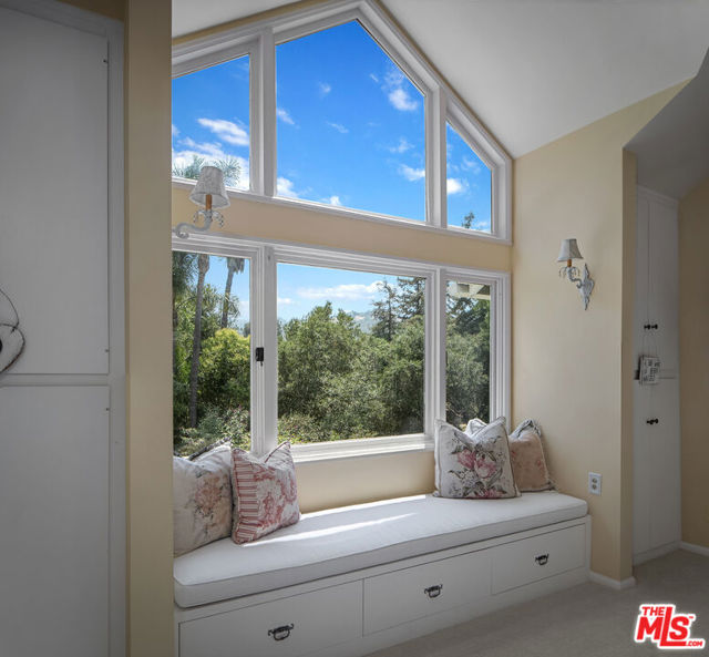 11818 Laurel Hills Road, Studio City CA: https://media.crmls.org/mediaz/493b22d5-776e-44a6-b1e8-70e26bf1dec5.jpg