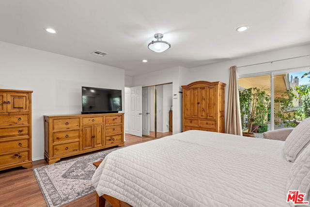 1109 Chantilly Road, Los Angeles CA: https://media.crmls.org/mediaz/493b7b7f-33ac-4225-9bf3-2c078b7ec5dd.jpg