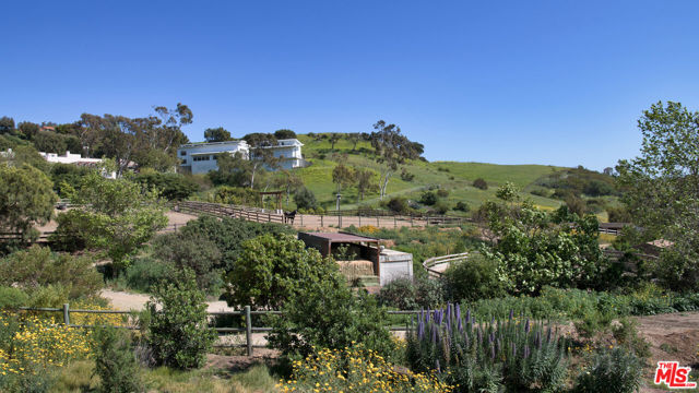 5900 Bonsall Drive, Malibu CA: https://media.crmls.org/mediaz/493b92c1-9837-4817-bb47-f0d163c12162.jpg