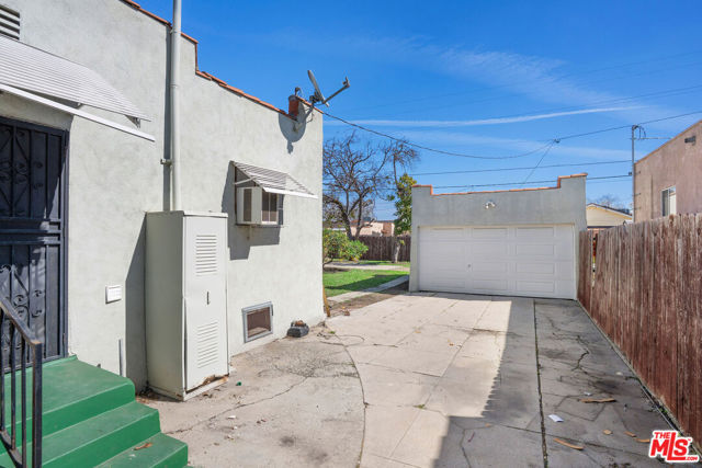 8740 La Salle Avenue, Los Angeles CA: https://media.crmls.org/mediaz/493badd1-3e7a-418f-89bc-d676de412a13.jpg