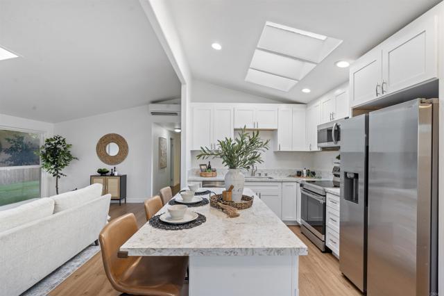 Detail Gallery Image 4 of 35 For 3457 Angwin Dr, San Diego,  CA 92123 - 5 Beds | 2 Baths