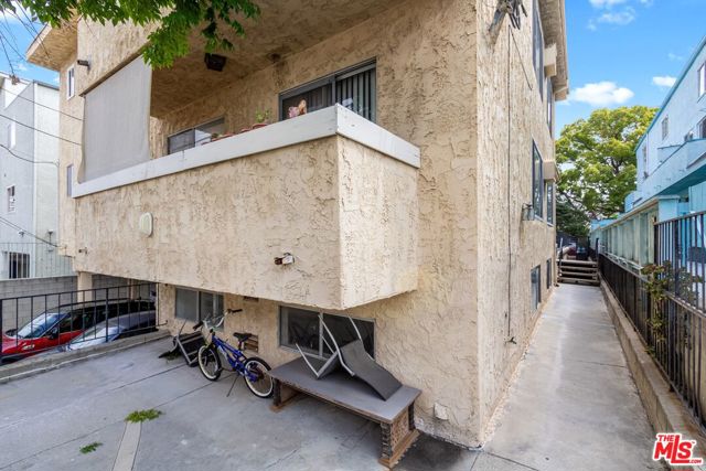 3329 Keystone Avenue, Los Angeles CA: https://media.crmls.org/mediaz/493c6c64-b001-4693-82b2-8762d270128a.jpg