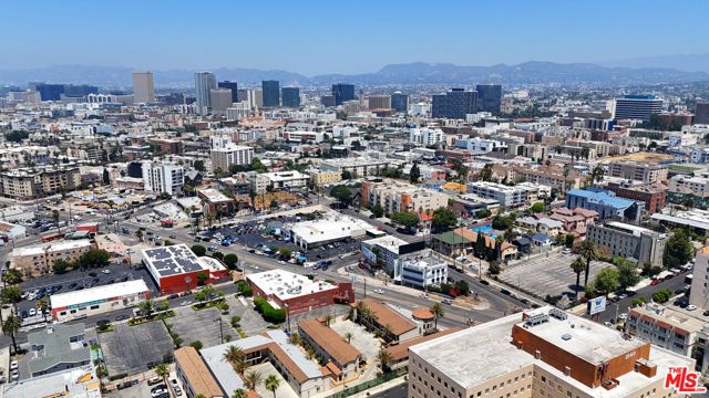 1000 S Grand View Street, Los Angeles CA: https://media.crmls.org/mediaz/493c723b-ef78-40dd-8aad-7fe4ddf16cc8.jpg