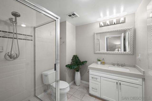555 Front St, San Diego CA: https://media.crmls.org/mediaz/493cbe94-86c8-42bf-b072-a04b3836fcc3.jpg