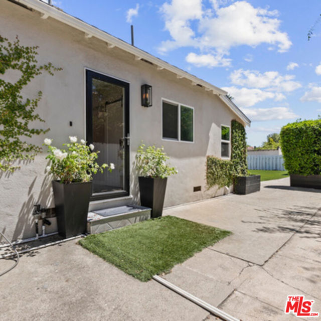 6526 6528 San Vicente Boulevard, Los Angeles CA: https://media.crmls.org/mediaz/493e52ed-201e-48ad-8b0a-18323b8070a0.jpg
