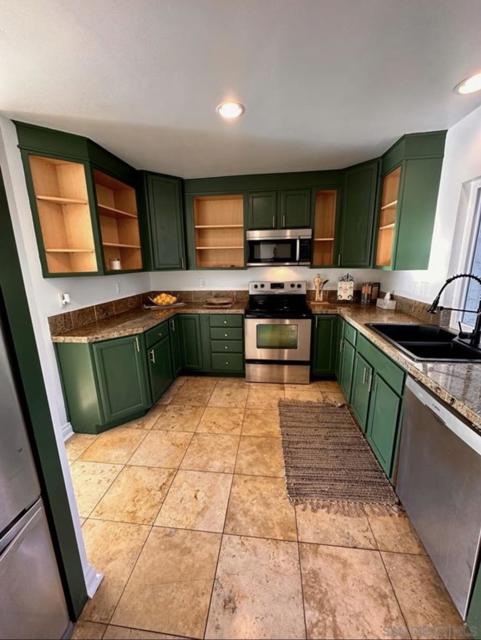 911 Caminito Madrigal, Carlsbad CA: https://media.crmls.org/mediaz/493e8c9b-614b-481f-90eb-d54d5bfcfcf1.jpg