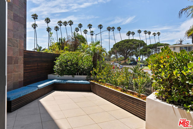 515 Ocean Avenue, Santa Monica CA: https://media.crmls.org/mediaz/494030bf-9b07-4077-89b7-61836b283082.jpg