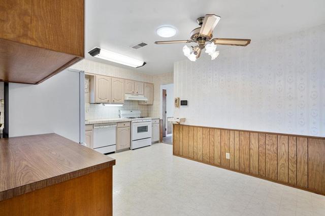 582 E Alvin Drive, Salinas CA: https://media.crmls.org/mediaz/49404921-d7de-421e-8c2b-e92549023d6d.jpg