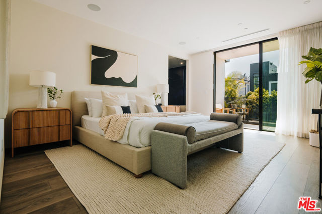 515 N Harper Avenue, Los Angeles CA: https://media.crmls.org/mediaz/49405d1c-e436-4853-8eb8-a3f68bc52615.jpg