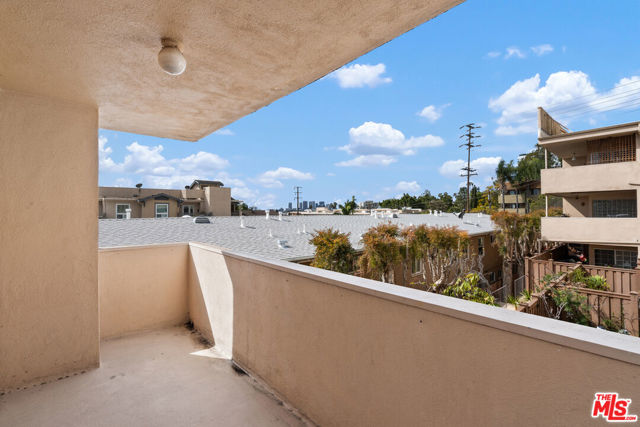 1010 Palm Avenue, West Hollywood CA: https://media.crmls.org/mediaz/49419a55-499e-4d7c-9d99-af92ff52ec87.jpg