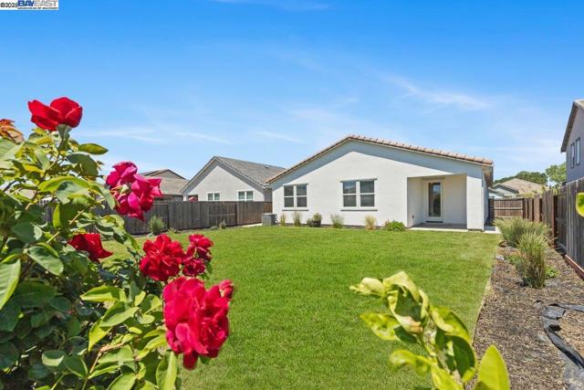 946 Osprey Dr, Lathrop CA: https://media.crmls.org/mediaz/4941d38a-894b-428b-b89b-493260e19d1a.jpg