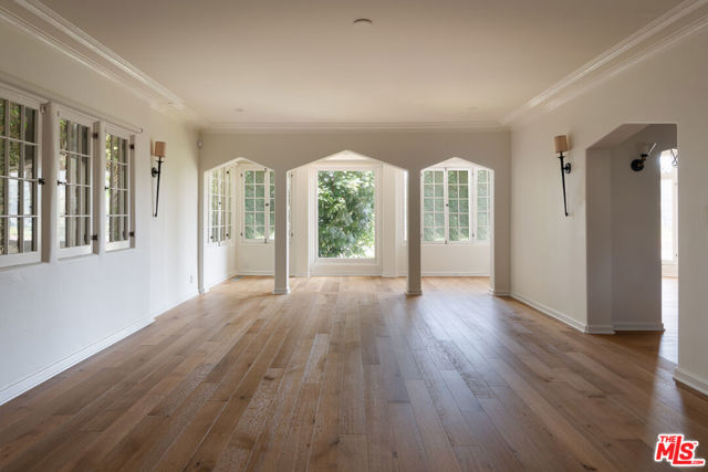 3756 Effingham Place, Los Angeles CA: https://media.crmls.org/mediaz/4941f10a-4f39-4f60-978e-814f37a97e2c.jpg