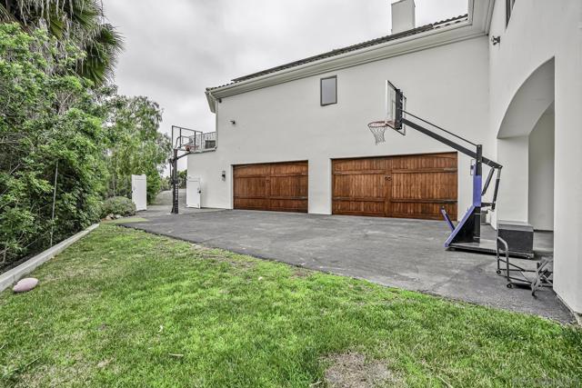 7335 El Fuerte St, Carlsbad CA: https://media.crmls.org/mediaz/4941f230-0d8a-4d18-a201-ce2b0daf06ae.jpg