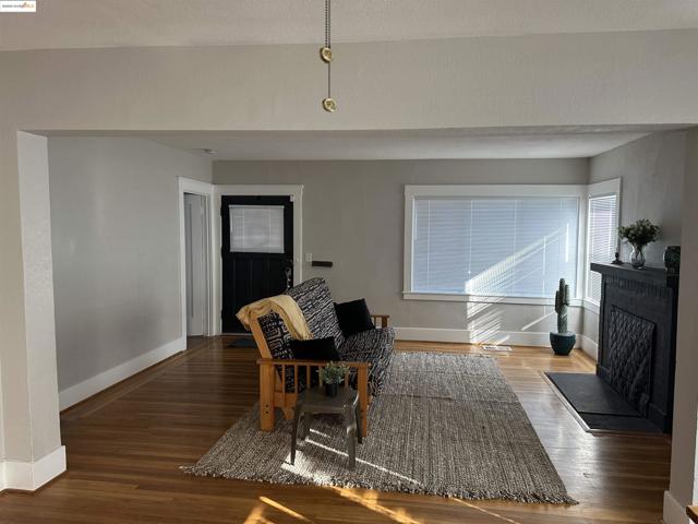 1937 87th Avenue, Oakland CA: https://media.crmls.org/mediaz/4942c4f4-c1e3-4f36-973e-ad87088d0a40.jpg