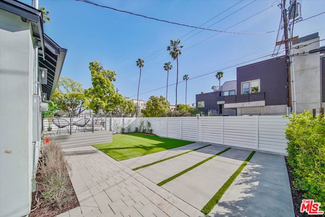 2021 Idaho Avenue, Santa Monica CA: https://media.crmls.org/mediaz/49447810-cbb6-4264-843e-977497d7a5e7.jpg