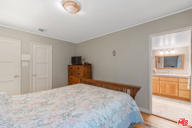 4436 Stansbury Avenue, Sherman Oaks CA: https://media.crmls.org/mediaz/49454a24-328a-4f05-916b-c9143269012d.jpg
