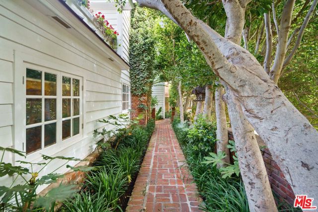 31740 Broad Beach Road, Malibu CA: https://media.crmls.org/mediaz/494595b2-2b5a-4ba4-9e1b-e4550915ea38.jpg