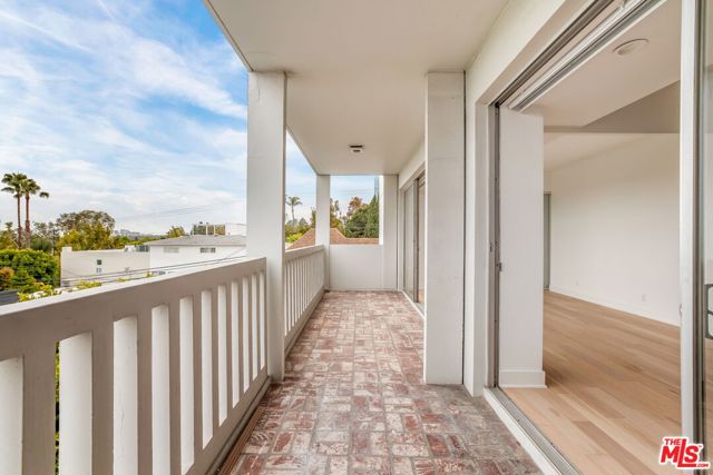 999 N Doheny Drive, West Hollywood CA: https://media.crmls.org/mediaz/4945af3a-46d7-4bb7-95d8-388396ebda3a.jpg