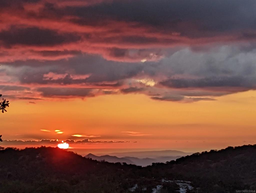 https://media.crmls.org/mediaz/49468675-f45b-4857-bd7e-09dba1414a5a.jpg?preset=X-Large