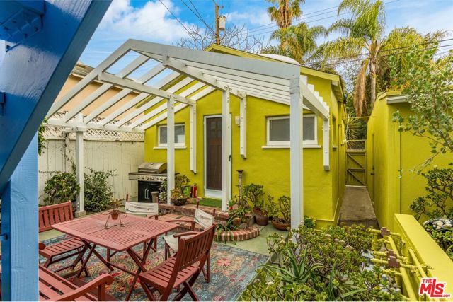 700 ANGELUS Place photo 3