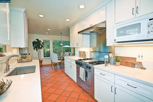 911 Sousa Drive, Walnut Creek CA: https://media.crmls.org/mediaz/49480b6c-9c45-484d-b682-04a5fbeb712e.jpg