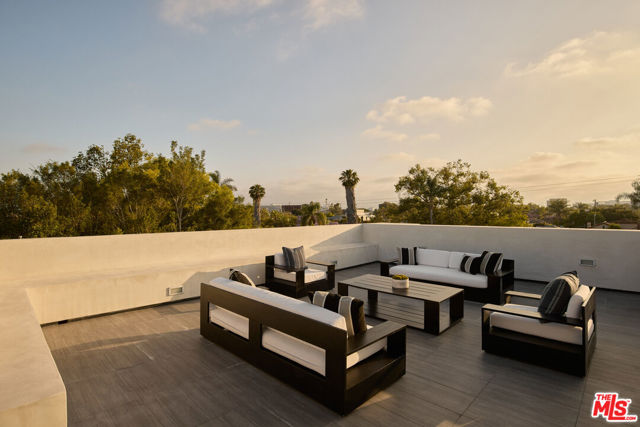 105 S Laurel Avenue, Los Angeles CA: https://media.crmls.org/mediaz/494818f4-74c0-42a5-82cc-1e592340e635.jpg