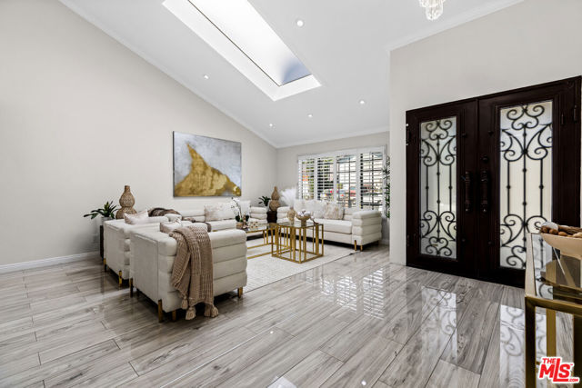 8557 Norwich Avenue, North Hills CA: https://media.crmls.org/mediaz/494869cc-6fc8-4ecd-92f6-02301f3650ae.jpg