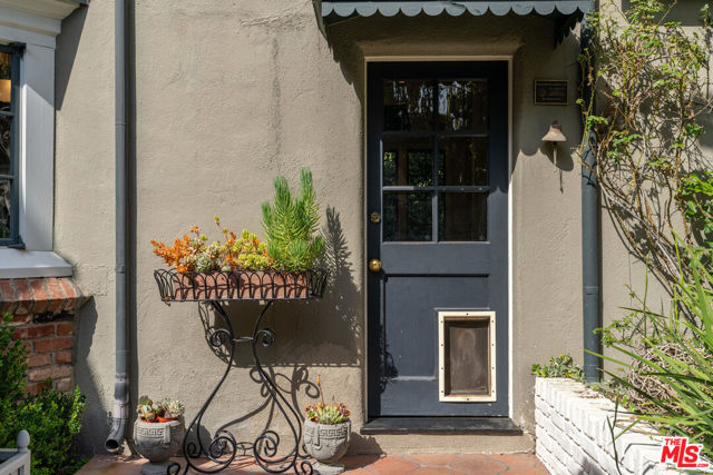 340 S Plymouth Boulevard, Los Angeles CA: https://media.crmls.org/mediaz/49488333-bb49-47cf-b5e0-2e4dbddc5f85.jpg