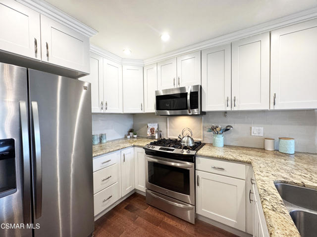 607 Valley Oak Lane, Newbury Park CA: https://media.crmls.org/mediaz/4948c9ab-900a-4c20-8e26-ecf75a552c3e.jpg