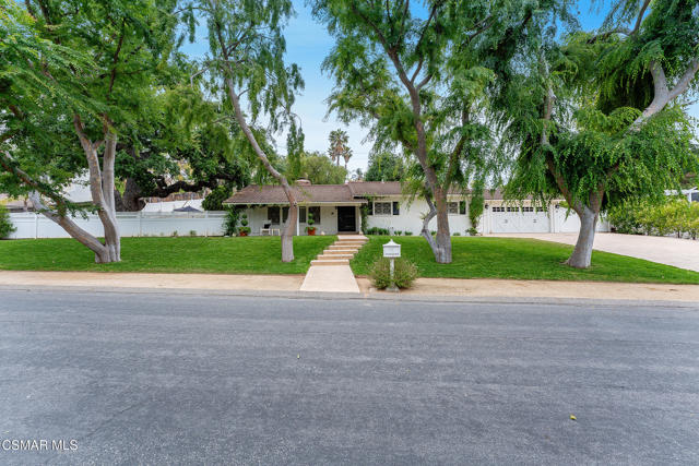 566 Rancho Road, Thousand Oaks CA: https://media.crmls.org/mediaz/494ae960-f85f-4795-92f8-dfece7193e50.jpg
