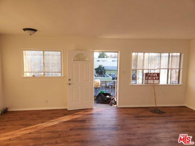 3305 W 21st Street, Los Angeles CA: https://media.crmls.org/mediaz/494b98fd-94e2-491c-a5bb-9ce0de0eedd8.jpg