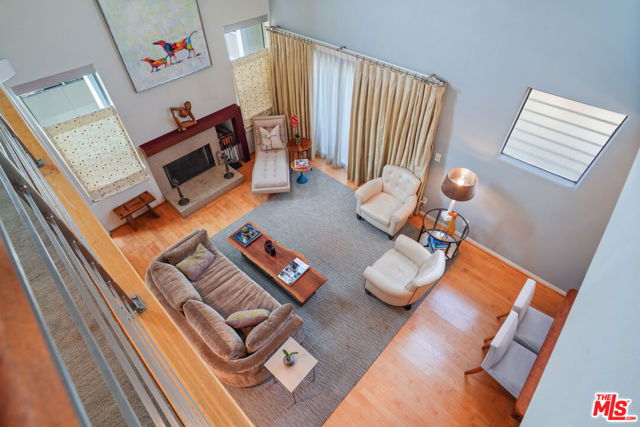 1533 18th Street, Santa Monica CA: https://media.crmls.org/mediaz/494d35d7-3e1c-43b6-8b7f-b222bcd6f0f8.jpg