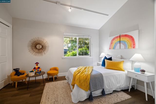 6417 Sunnymere Ave, Oakland CA: https://media.crmls.org/mediaz/494d8a3d-40ca-40a7-a5b5-242dd2b9df21.jpg
