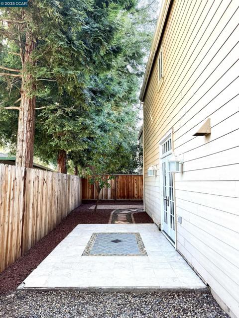 54 Village Square Pl, Pleasant Hill CA: https://media.crmls.org/mediaz/494db1d5-0051-47e5-b646-916a7e837fd1.jpg