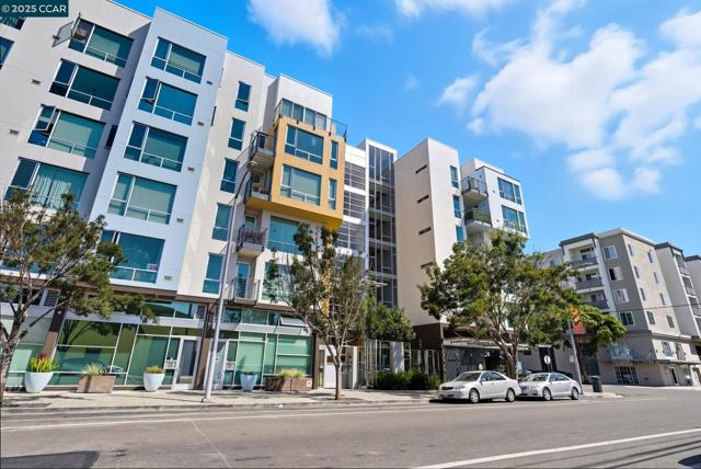 200 2nd St, Oakland CA: https://media.crmls.org/mediaz/494e4372-9c49-48b0-ad63-0cf70cc7f106.jpg
