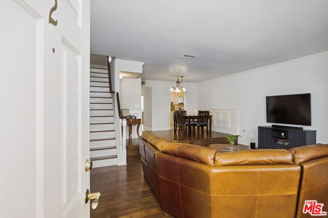 10229 Variel Avenue, Chatsworth CA: https://media.crmls.org/mediaz/494e9098-febe-46bd-9718-ed4805634213.jpg