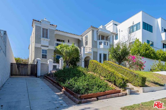 865 S Lucerne Boulevard, Los Angeles CA: https://media.crmls.org/mediaz/494ea006-33e8-409d-9d1e-2e095dcc9151.jpg