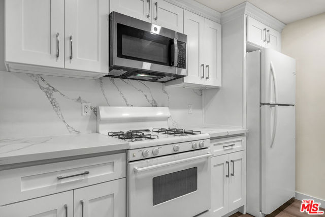 945 N Hilldale Avenue, West Hollywood CA: https://media.crmls.org/mediaz/494f3d59-0bd8-43a6-bc47-15b2ea4650a0.jpg