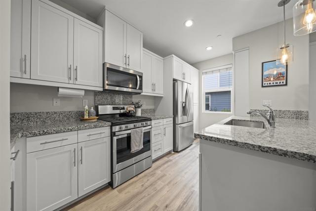 524 Surfbird Lane, Imperial Beach CA: https://media.crmls.org/mediaz/49510dc1-407b-48a2-a976-1566bf07d4fa.jpg