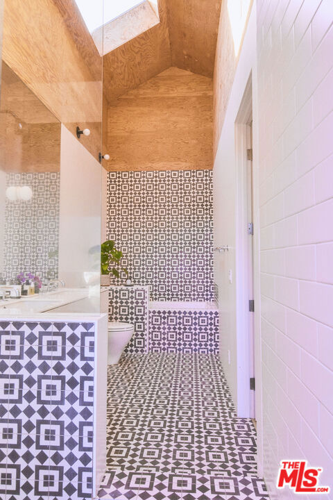 906 Superba Avenue, Venice CA: https://media.crmls.org/mediaz/4951ed21-d666-4586-b9e2-e82676db3279.jpg