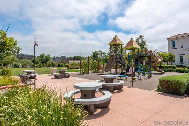 4170 Sitio Cielo, Oceanside CA: https://media.crmls.org/mediaz/49527ad3-a487-40d9-9bd6-daf0e2d2c5ed.jpg
